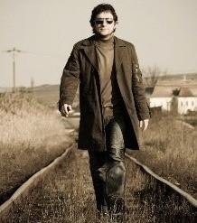 Mode - Man går på överbevuxet tågräls