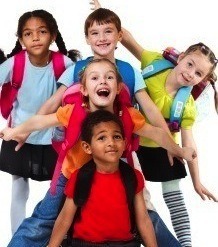 Skolklasser - Barn med ryggsäckar som tittar in i kameran